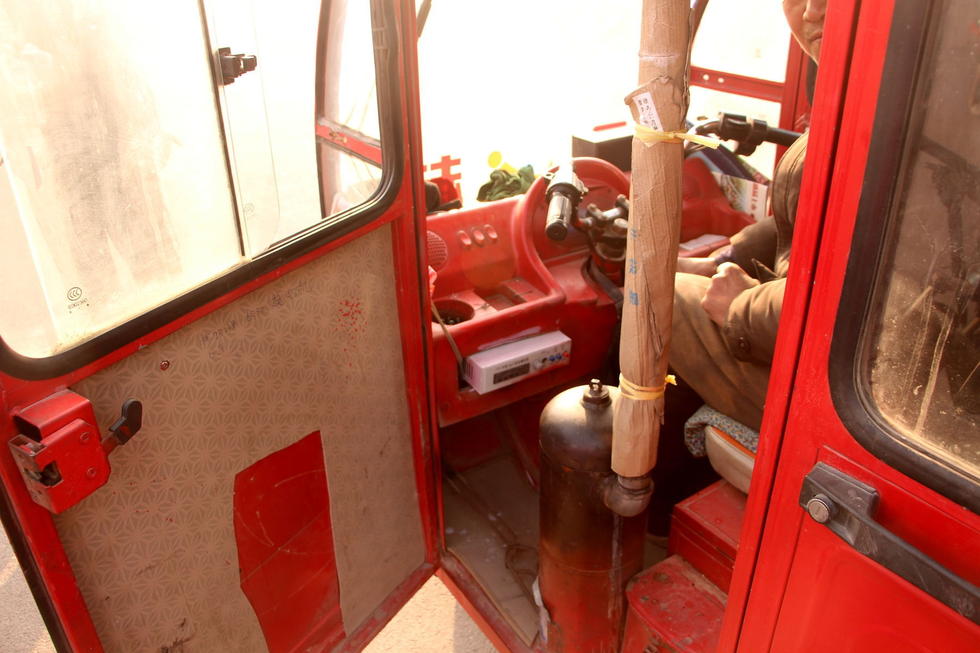 山东大爷造"蜂窝煤暖气车" 音响电视俱全