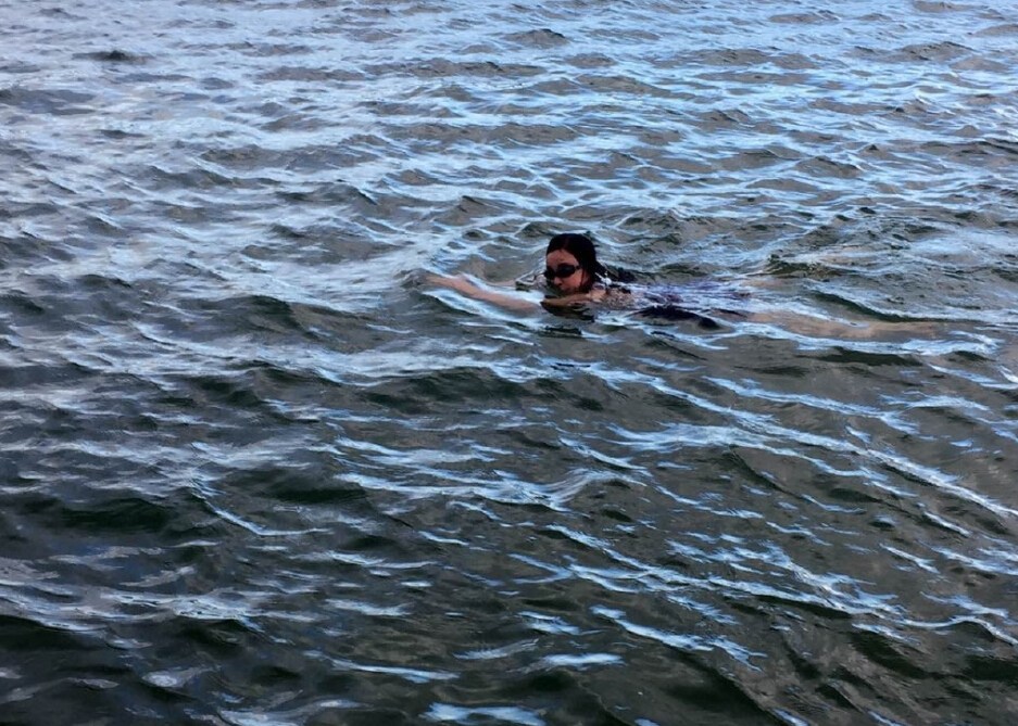 刘晓庆在太平洋游泳