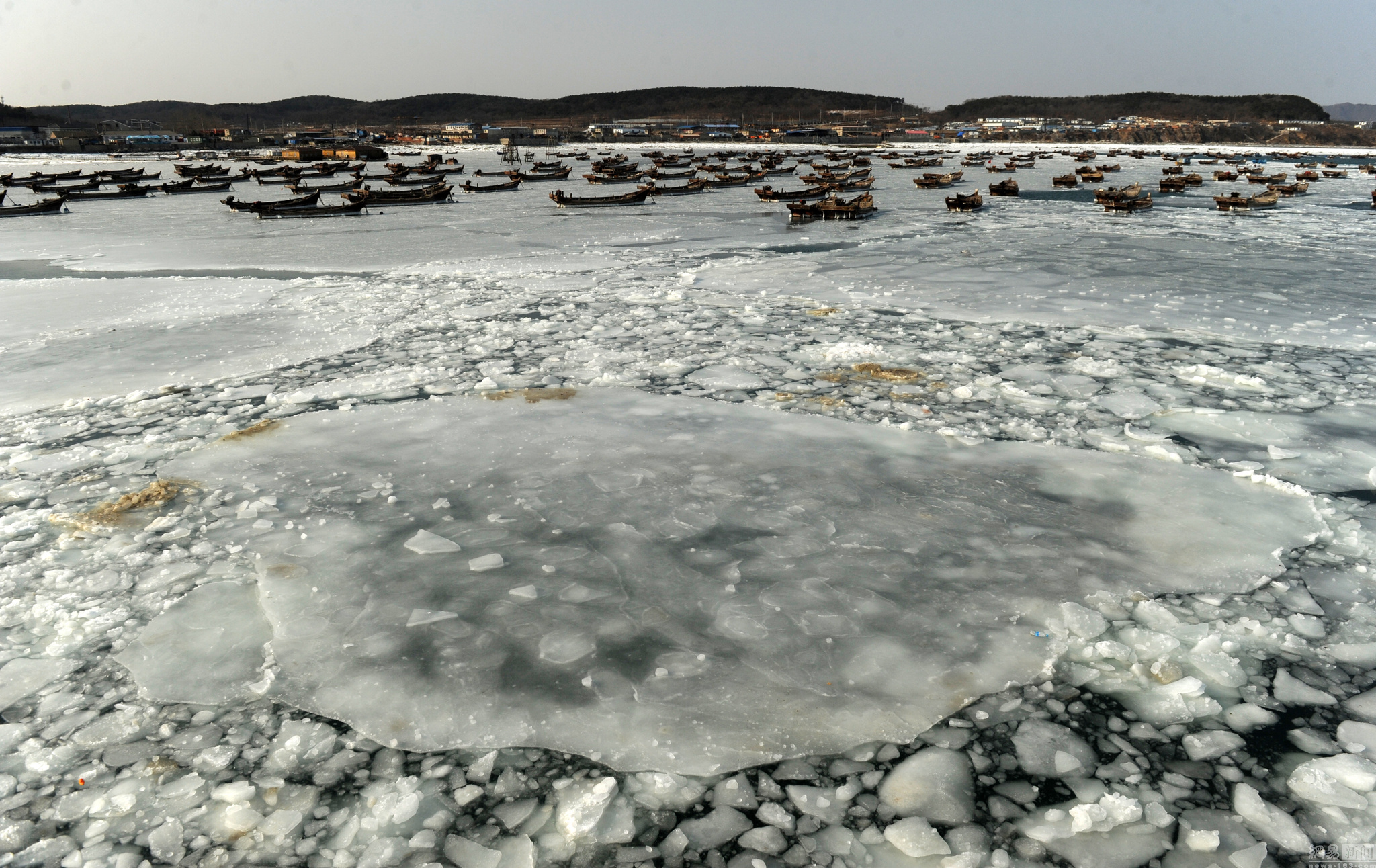 大连渔民冰海抢运物资 渔船如"破冰船"