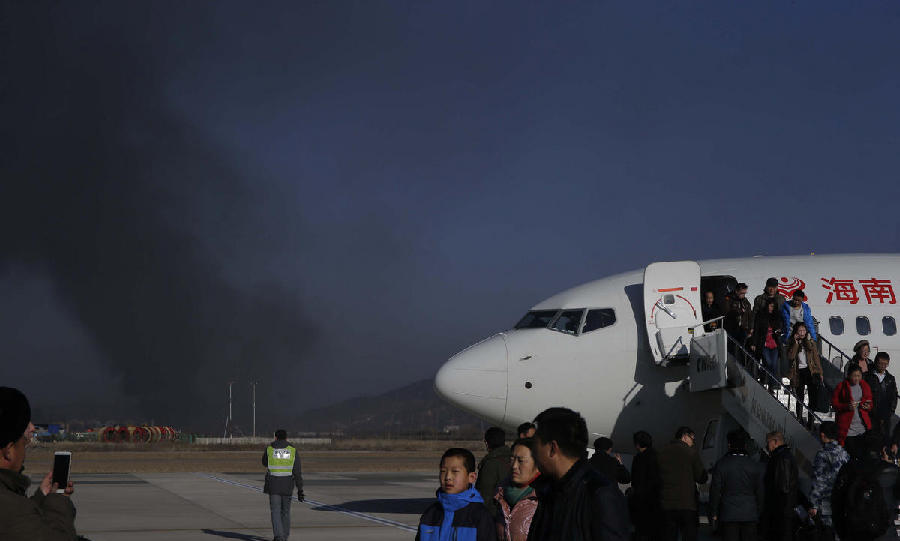 飞机场附近火灾 bc305bae436f181023485b.jpg