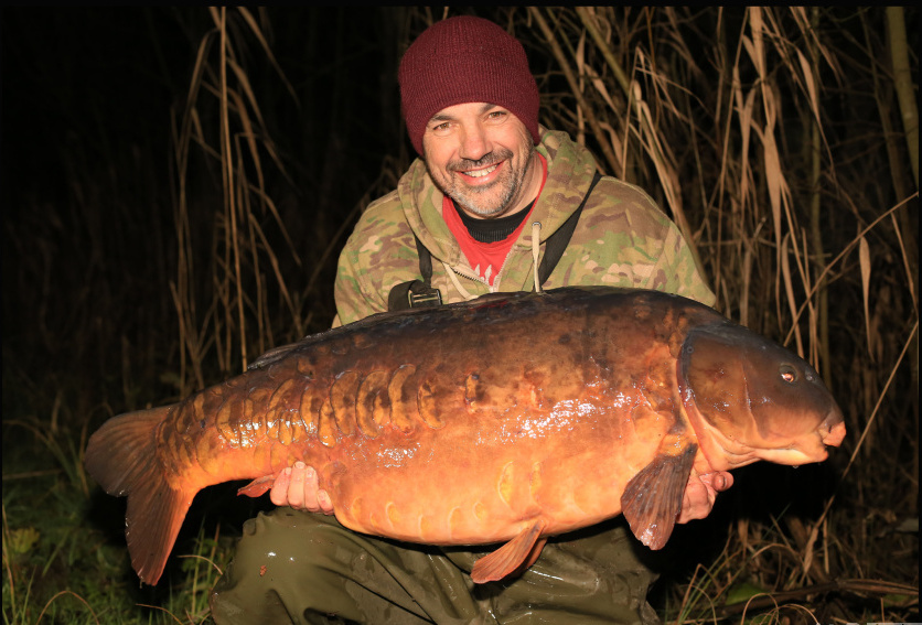 商贩十年等待打破记录 捕到最大淡水鱼