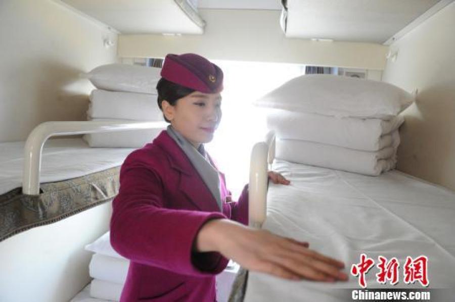 图为在兰州开往上海的z218次列车上,列车员将洗涤厂清洗干净的被件
