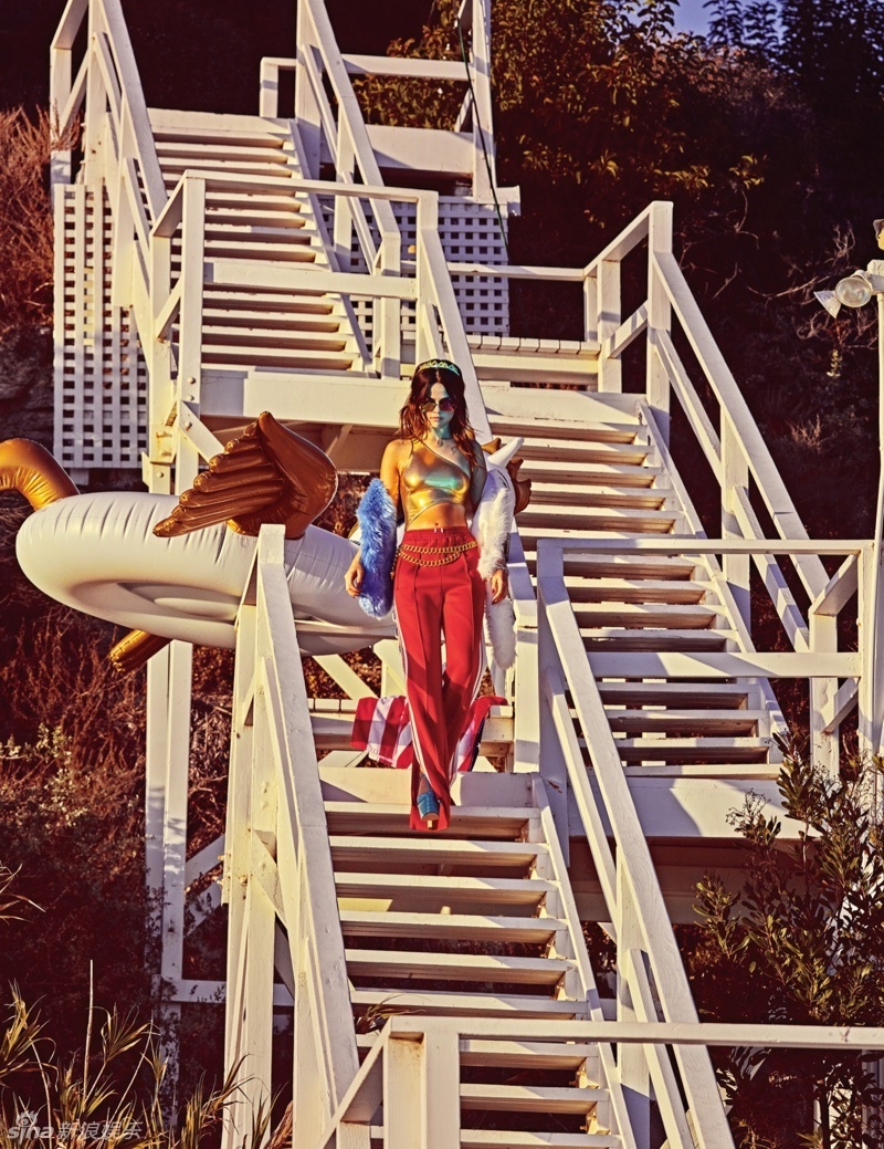 组图:赛琳娜透视比基尼挤事业线 趴沙滩挺翘臀