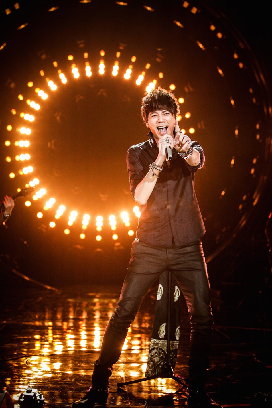 组图:《歌手4》张信哲补位 黄致列大秀舞技