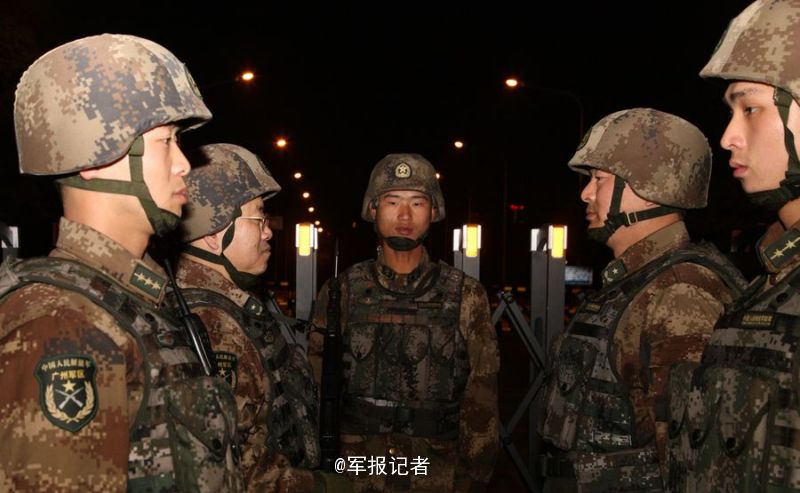 除夕夜,将军走上哨位替战士站岗