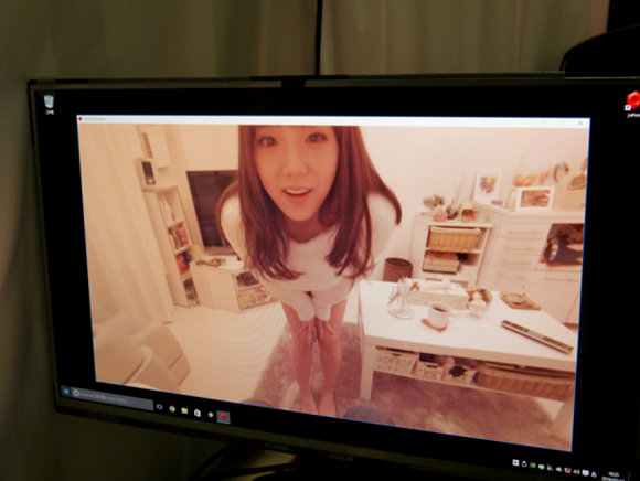 因为在虚拟现实环境下无法进行交流,所以只有筱崎爱一直说个不停.