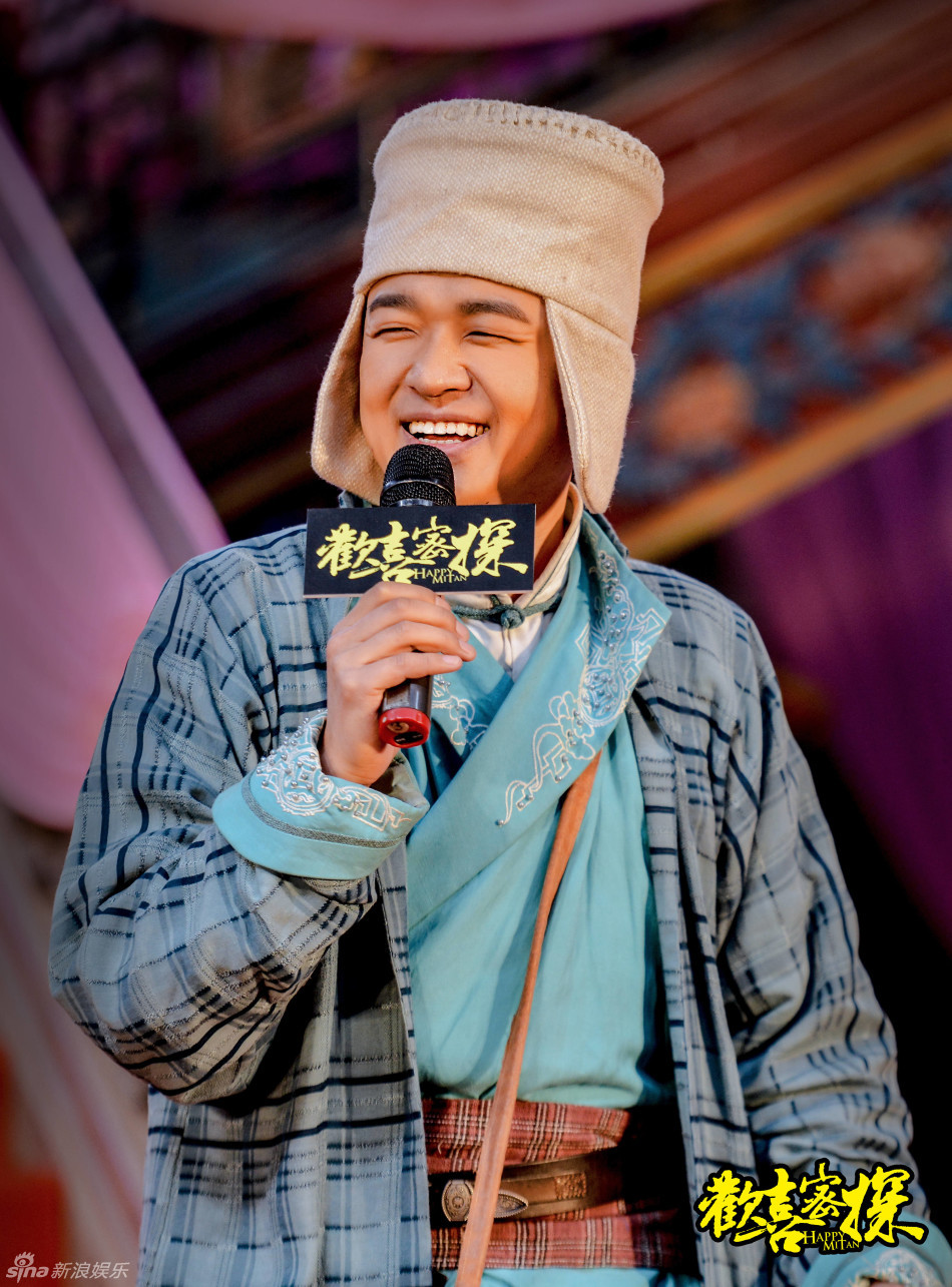 组图:包贝尔贾玲上演"亲亲"戏码