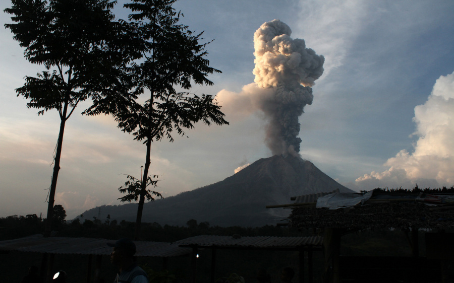 當地時間2016年2月27日,印度尼西亞gamber鎮,印尼錫納朋火山噴發