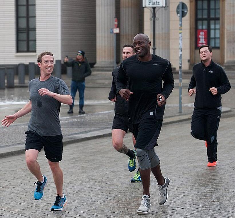 扎克伯格冒雾霾天安门广场晨跑