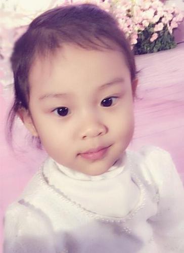 3岁甜馨打扮似白雪公主 有小男孩送花了