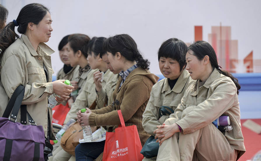 下岗武钢工人没脱工作服求职现场