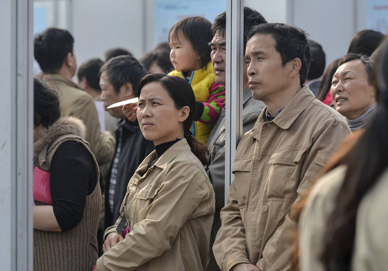 下岗武钢工人没脱工作服求职现场