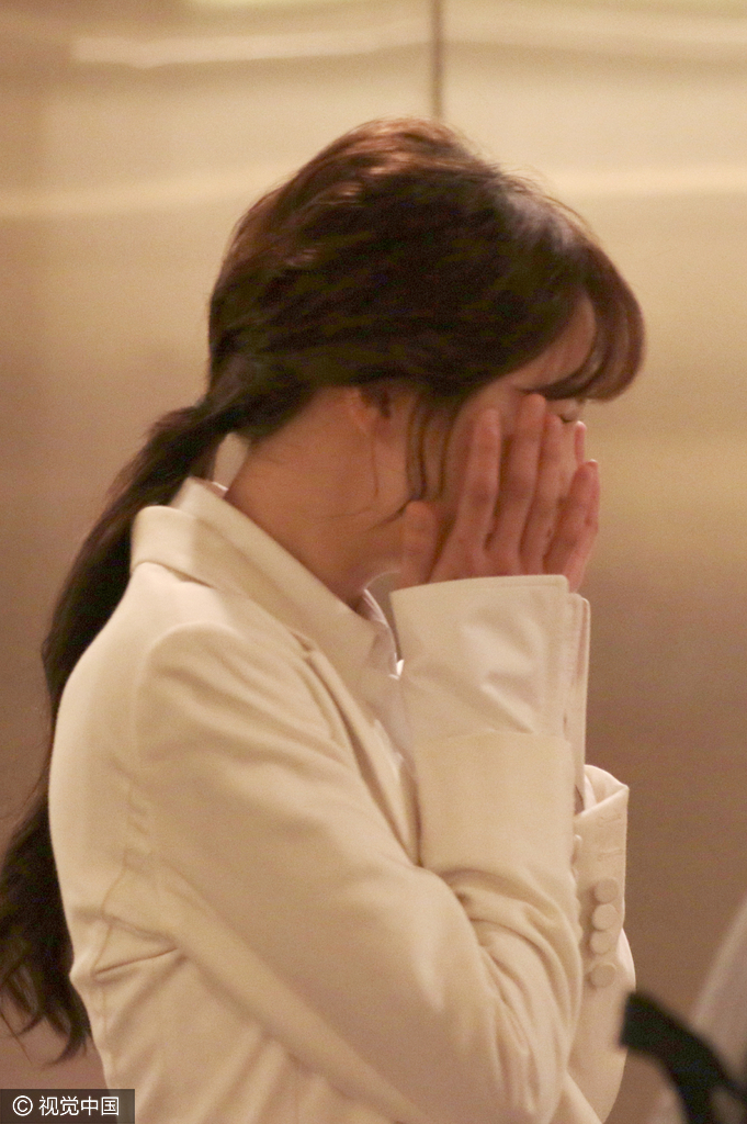 郑爽被粉丝求签名捂脸显娇羞 十足的少女模样