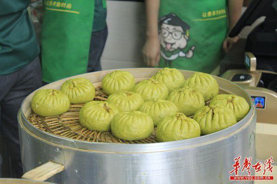 博士放弃百万年薪创业卖包子 "脑残包"成功入澳