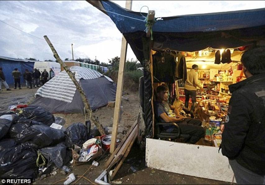 难民营被推土机夷为平地前后对比