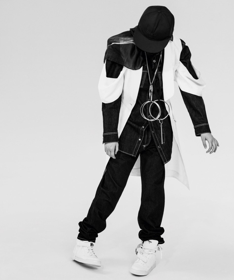 组图:李宇春时尚写真曝光 梳中分头穿风衣耍酷