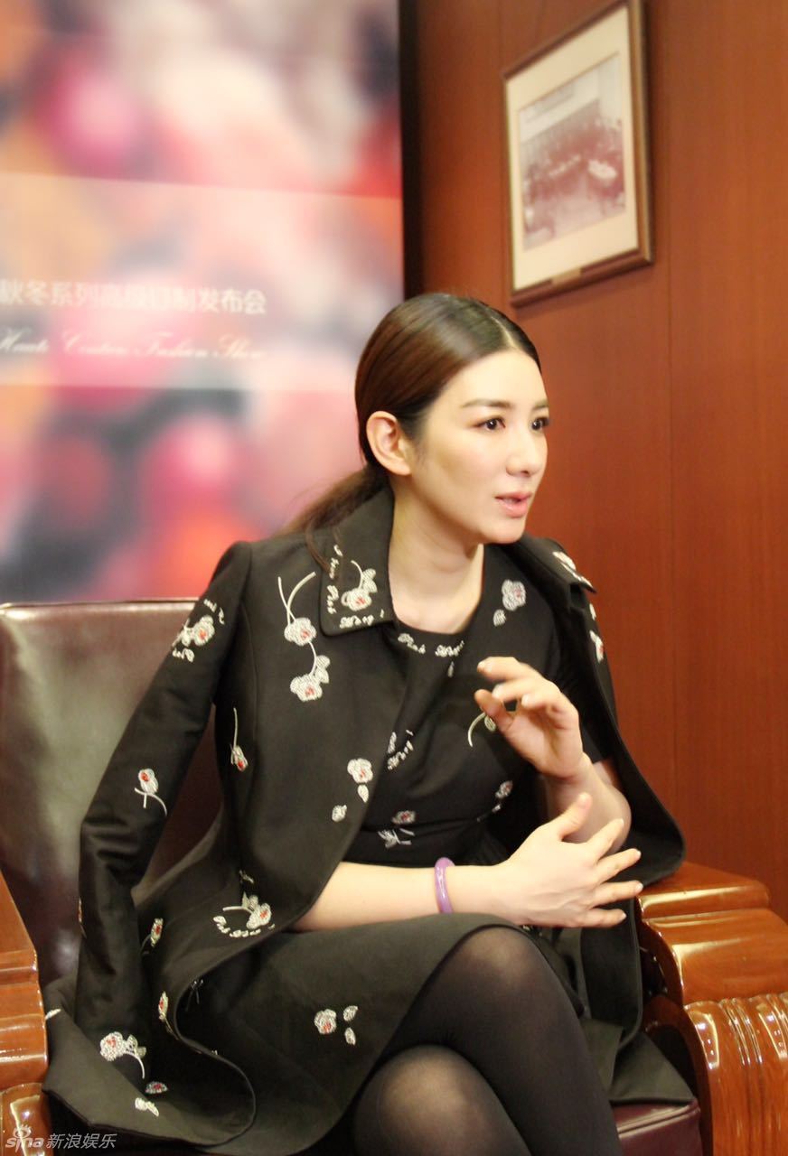 组图:黄奕简约亮相大秀 刺绣黑裙尽显优雅气质