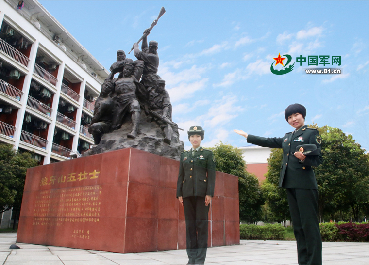 在原北京军区赠送的雕塑狼牙山五壮士前,和旧臂章最后一次合影