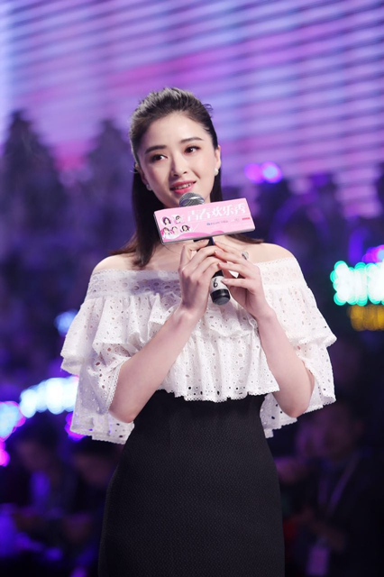蒋欣新剧发布会娇羞献唱 露肩礼服妩媚撩人