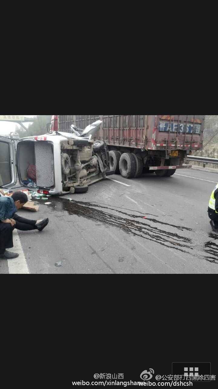 小男孩目睹全家遇车祸 民警抱起安慰