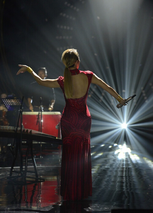 李玟穿奥斯卡旗袍夺歌王