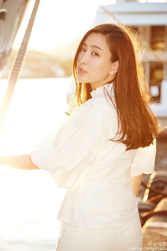 组图:马苏白衣纯美优雅 露甜笑清新阳光