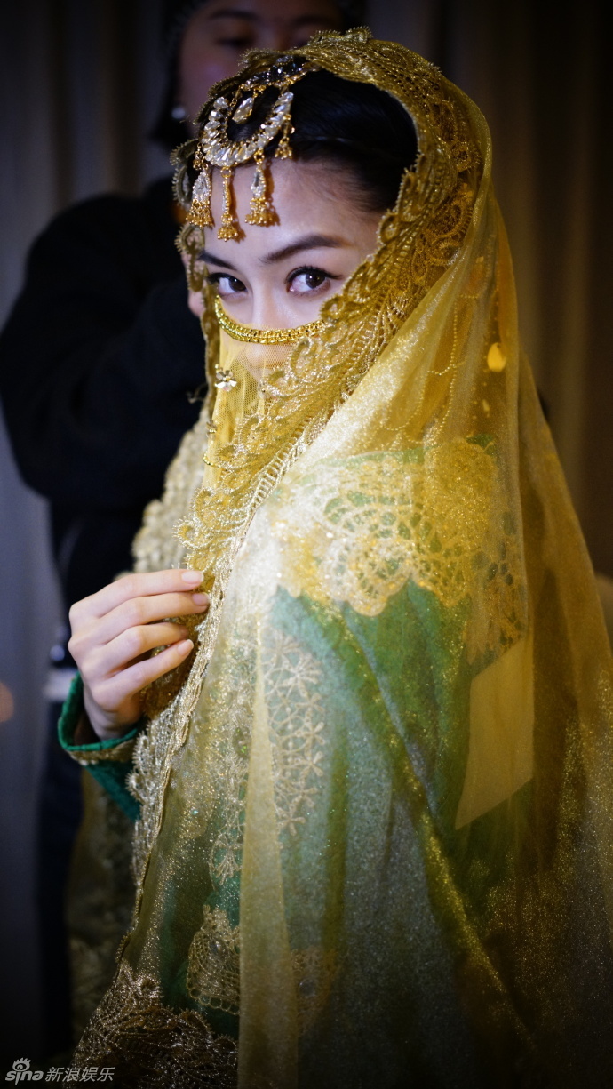 组图:baby变蒙面女郎 身姿婀娜展异域风情