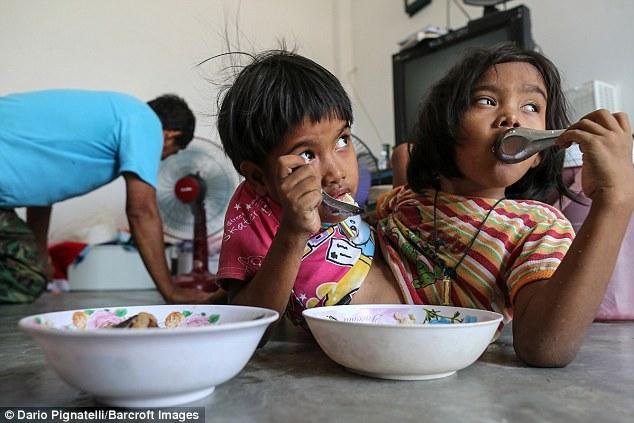 泰国连体姐妹花坚强学会走路 不愿分离