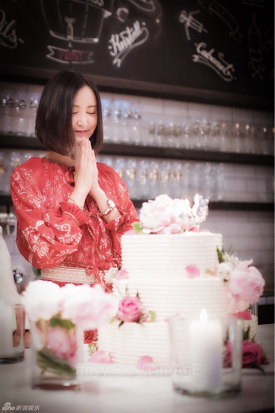 袁弘为张歆艺开生日趴 精心策划乘老爷车