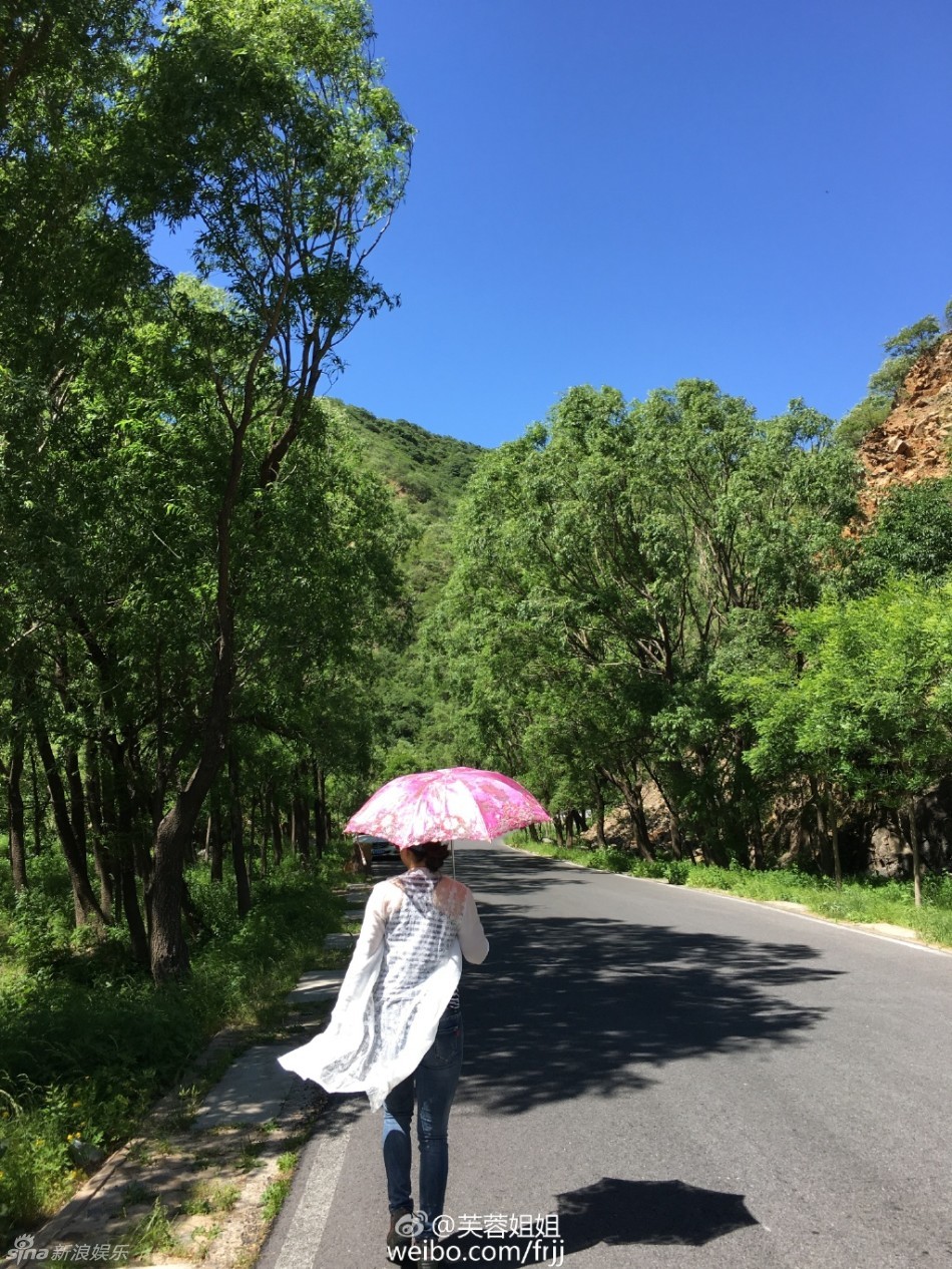 组图:芙蓉姐姐素颜登山 狂露乳沟胸大惊人