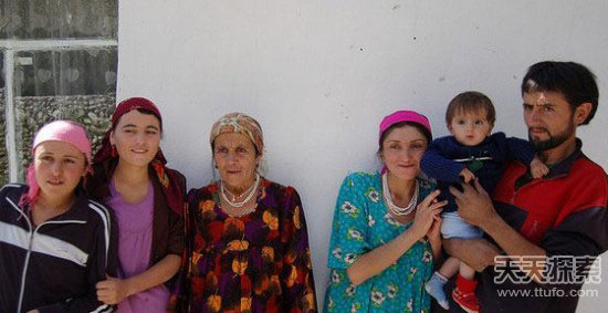 一夫多妻 网友称牛人的另类生活