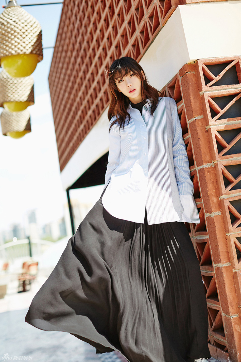 《时装》杂志拍摄五款夏日风情时装,不同的穿搭展现了柳岩率真直爽的