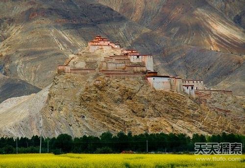 江孜县,位于西藏日喀则地区的喜马拉雅山脚下,原称"杰卡尔孜,意"