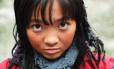 小演员林妙可变身山村小野人,灰头土脸卖力演绎.