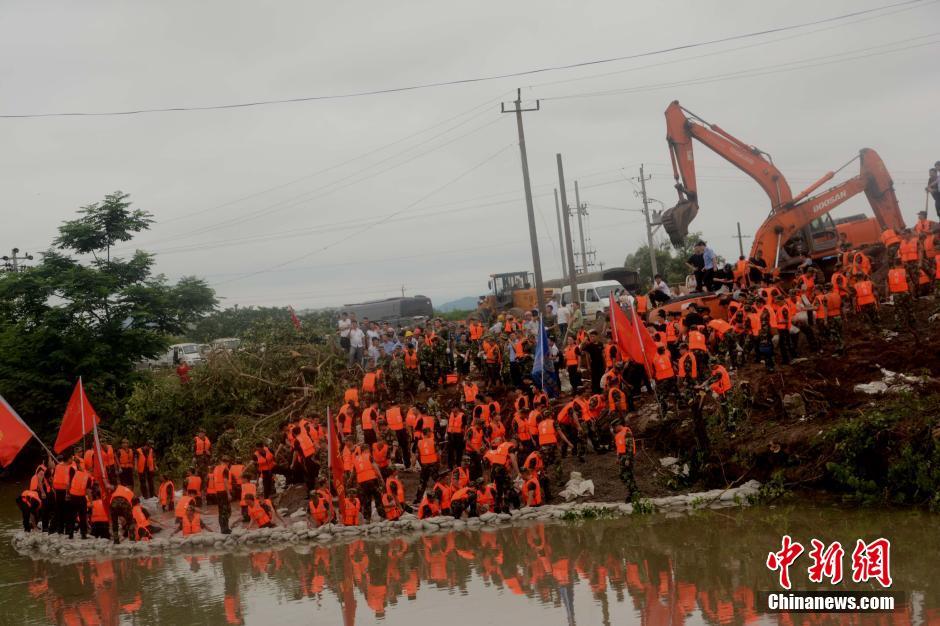 长江大堤九江段突现管涌 被成功封堵