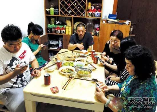 过年就是一家人围坐在桌前