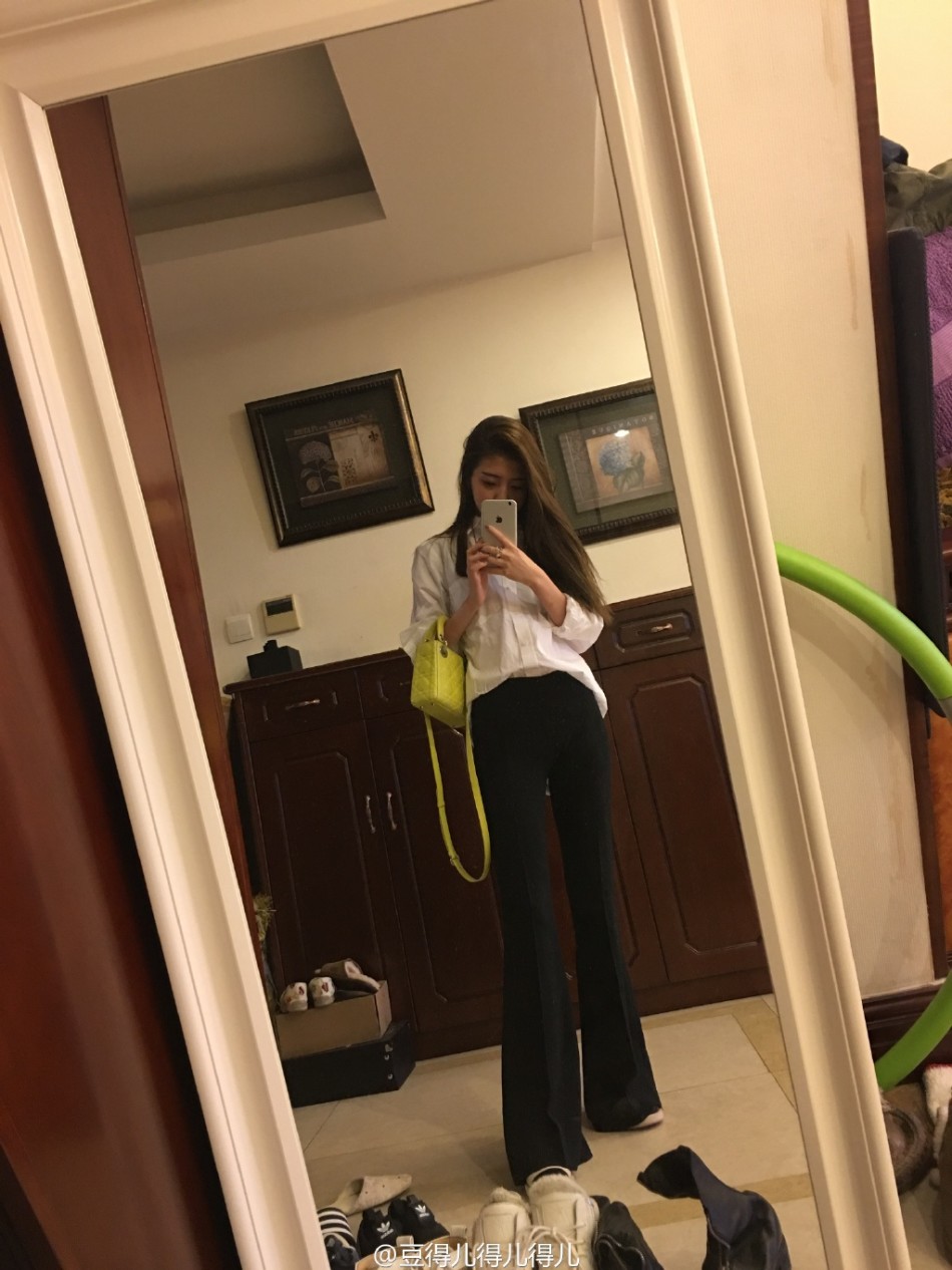 豆得儿真名李惠玥,小时候就是大眼萌,如今更是水又仙.