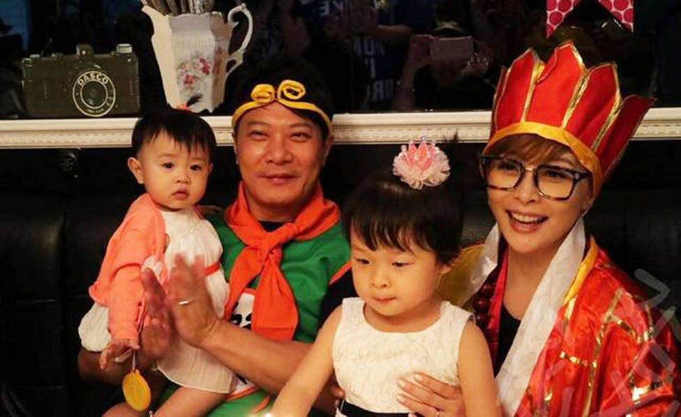 51岁钱嘉乐庆生扮孙悟空 一家四口幸福爆棚!