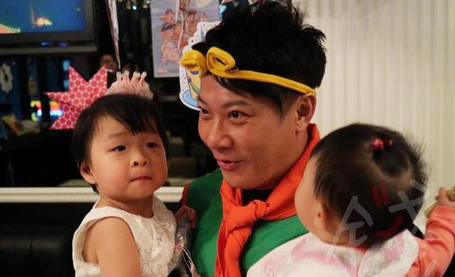 51岁钱嘉乐庆生扮孙悟空 一家四口幸福爆棚!