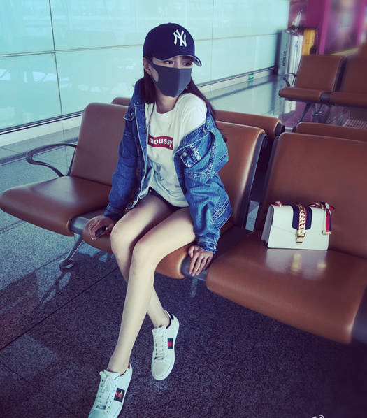 沈梦辰清凉装扮现身机场 大秀逆天长腿