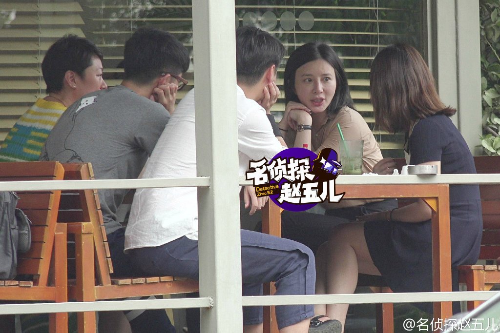 熊乃瑾帅气范儿会友聊天 不见绯闻男友