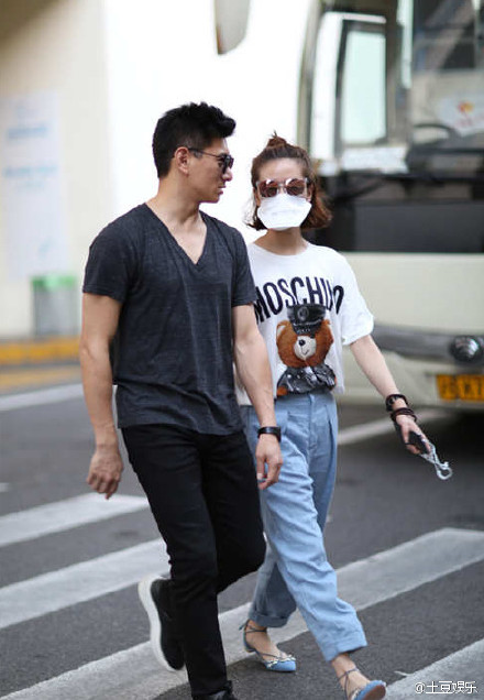 "隆诗"十指紧扣秀恩爱