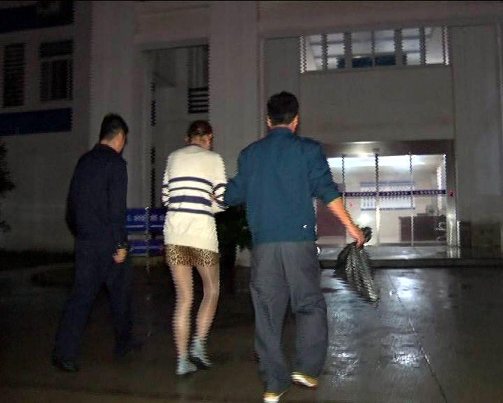 南京兩女一男深夜房中吸毒被抓畫面