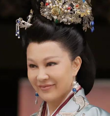 "孝端皇后"邬倩倩60岁把自己整成"硅胶脸"