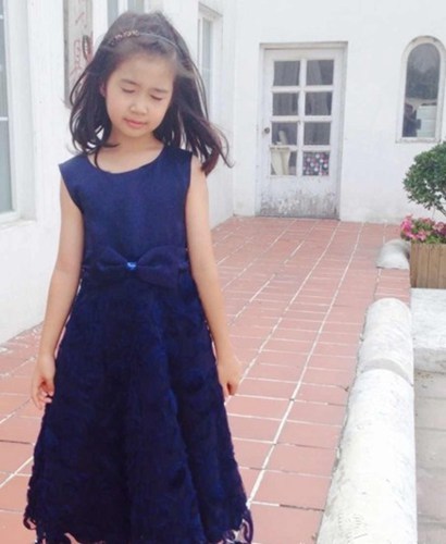 沙宝亮女儿照曝光 温柔恬静美貌不输黄多多