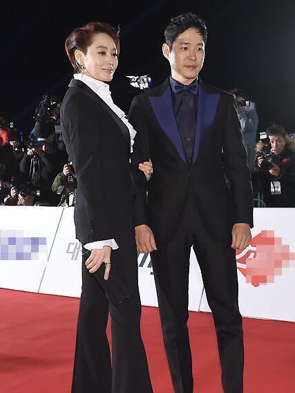 46岁金惠秀短发西裤男友力爆棚