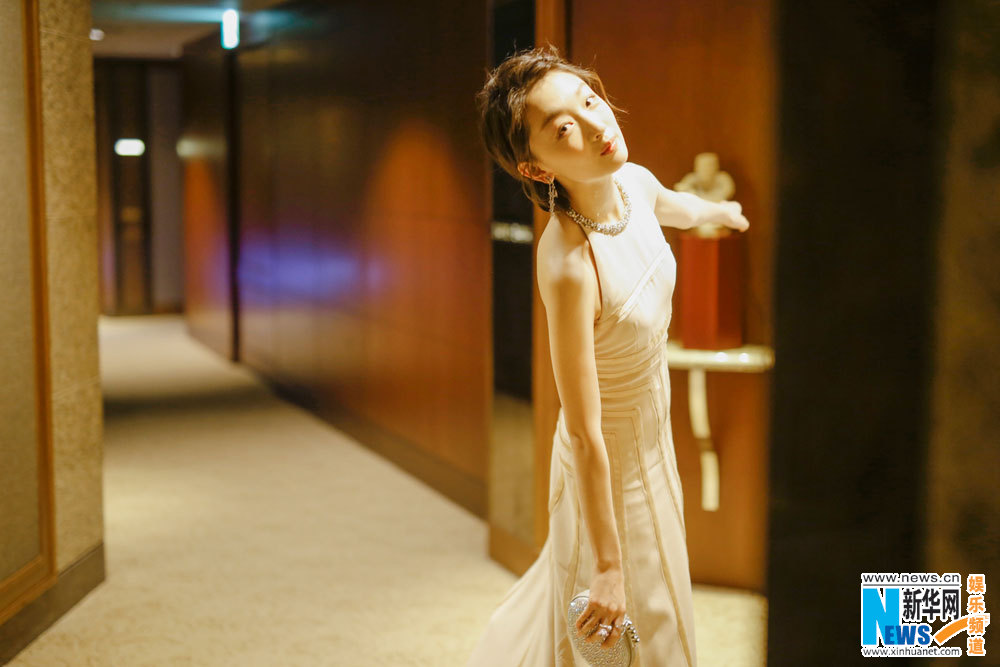 周冬雨亮相金马颁奖红毯 几何条纹礼服质感十足