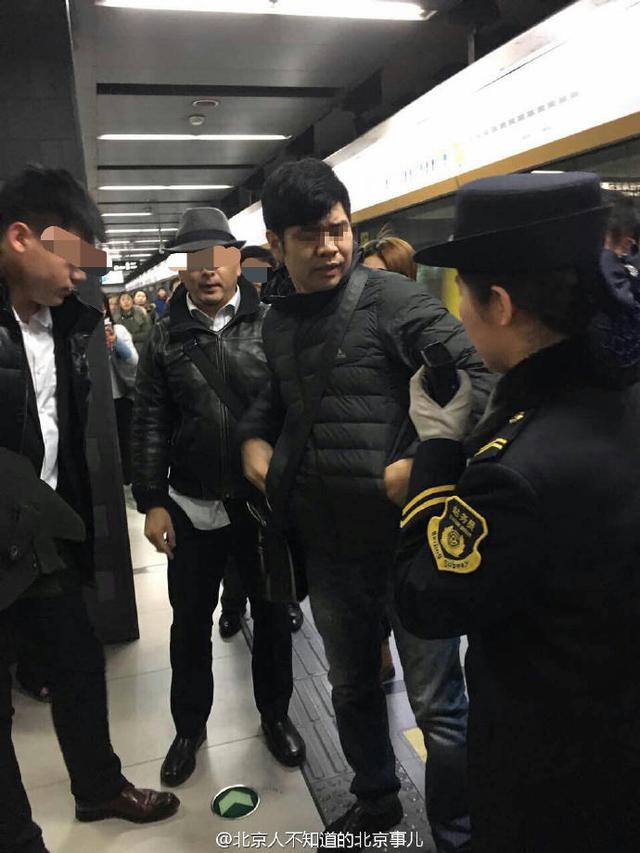 据网友孟大个儿称,背斜挎包身穿羽绒服的男子即为小偷.