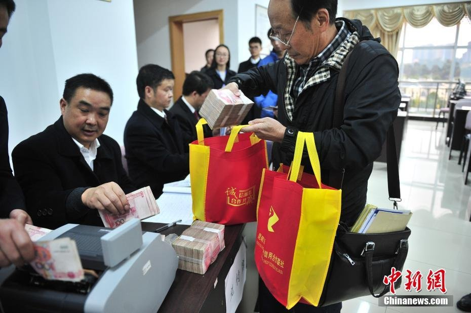 昆明法院发放405万执行款 法警护送领款人