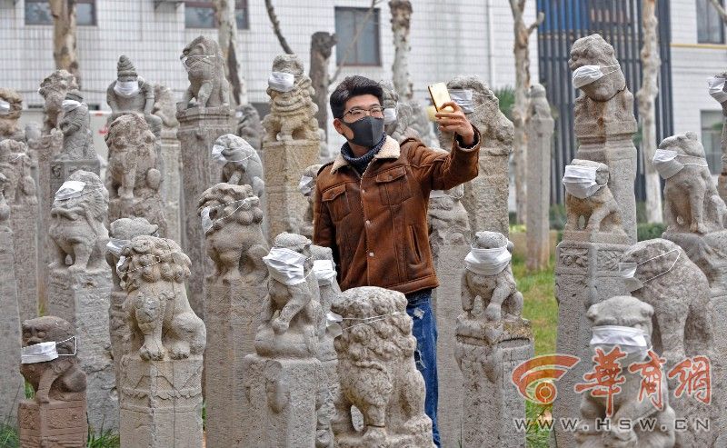 西安美院近千个拴马桩"戴上口罩"